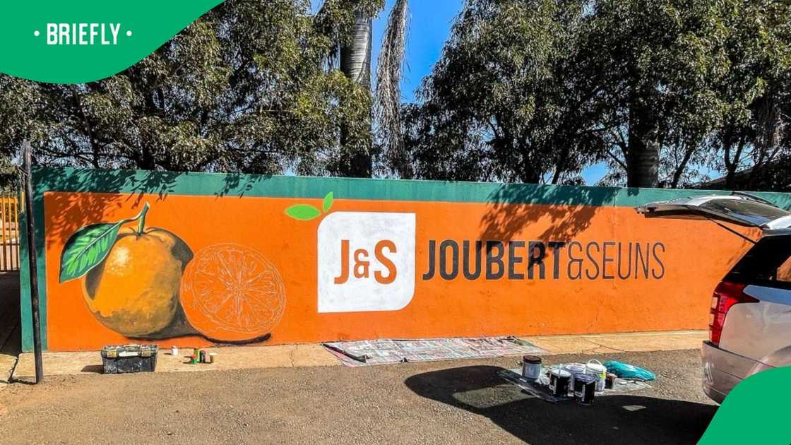 Joubert & Seuns Padstal use Orange to mark their location