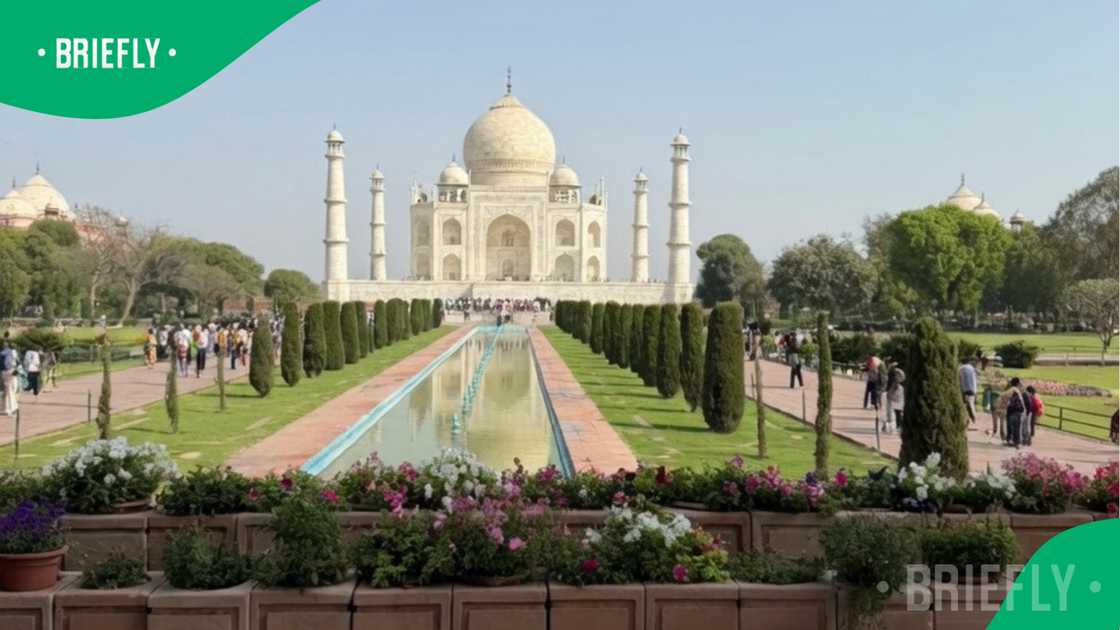 Many tourists vist the Taj Mahal when touring India