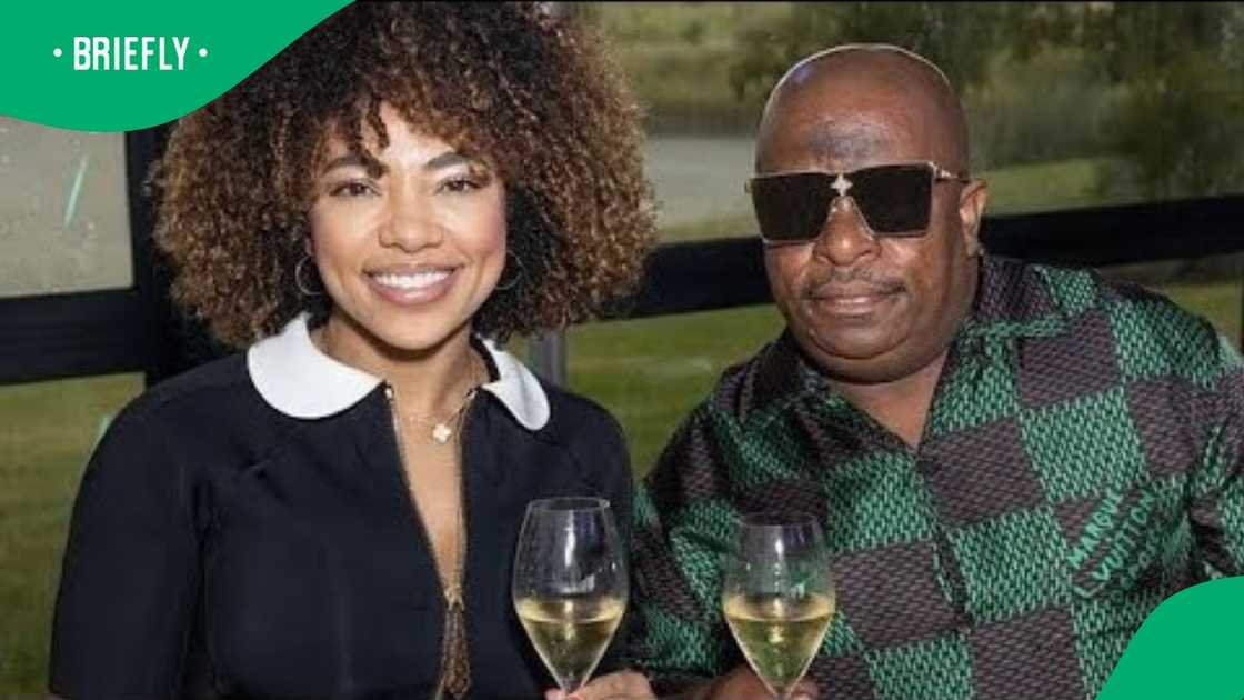 Amanda du-Pont's alleged man shows off money Amanda du-Pont's alleged man shows off money