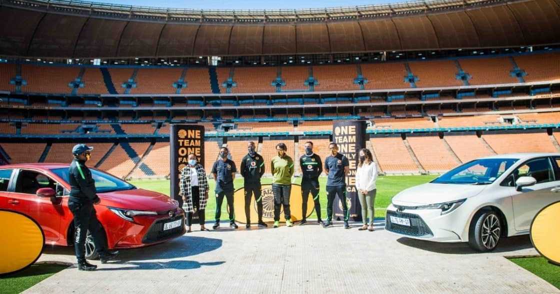 Kaizer Chiefs players Nkosingiphile Ngcobo and Njabulo Blom have been rewarded with new cars. Image: @KaizerChiefs/Twitter Kaizer Chiefs players Nkosingiphile Ngcobo and Njabulo Blom have been rewarded with new cars. Image: @KaizerChiefs/Twitter