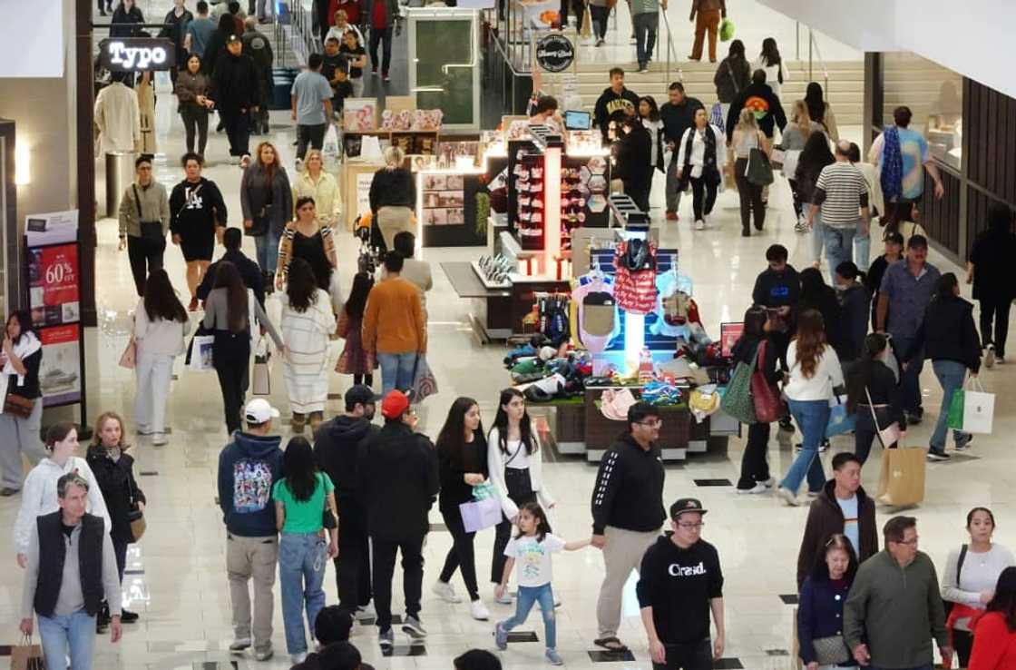 US retail sales rose more than expected in December by 0.6 percent from the prior month, Commerce Department data showed US retail sales rose more than expected in December by 0.6 percent from the prior month, Commerce Department data showed