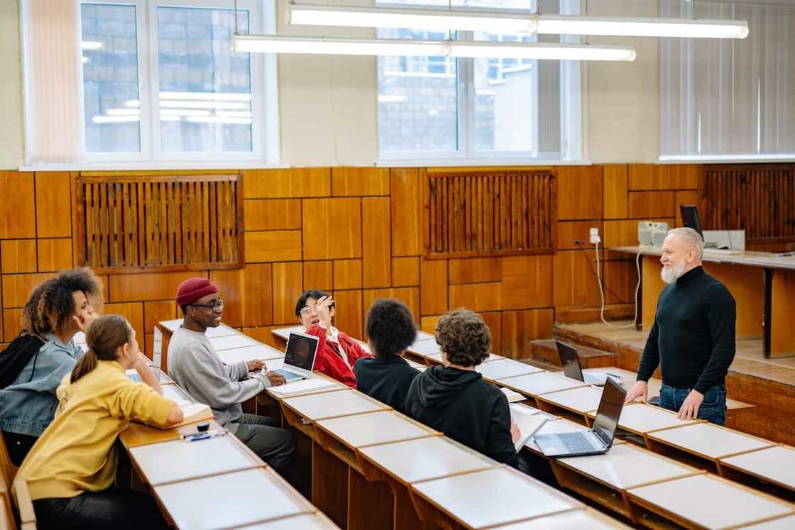 An ongoing lecture session An ongoing lecture session