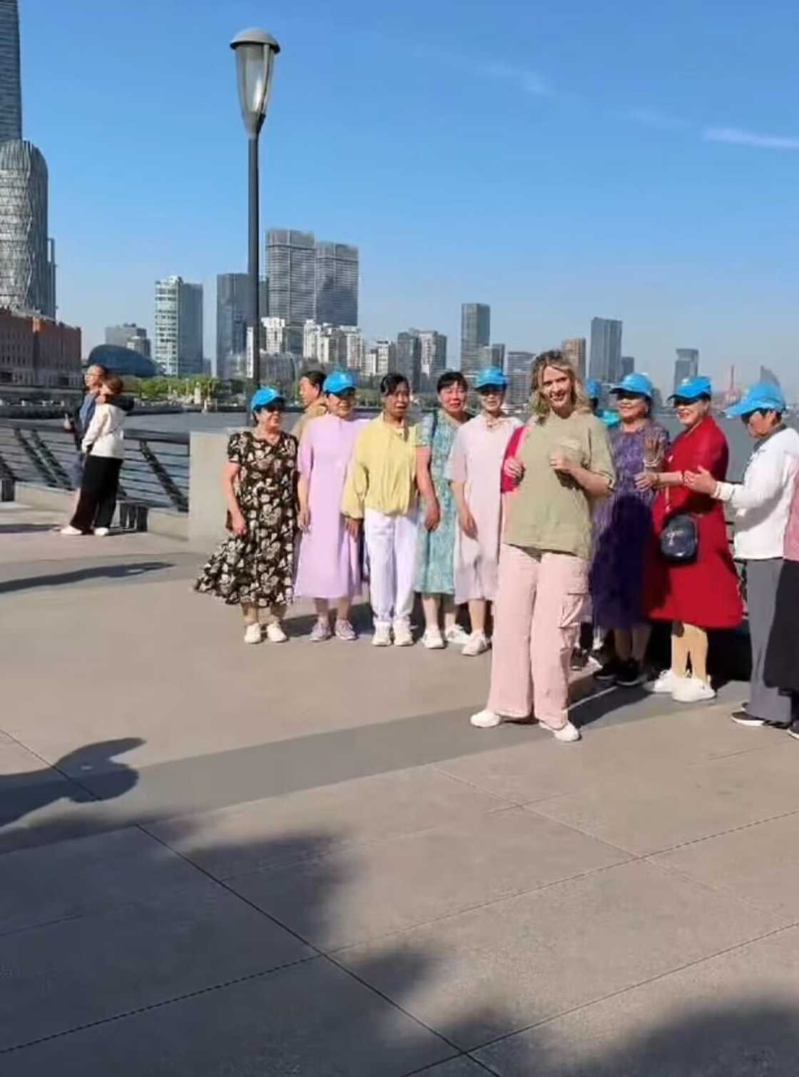 A South African woman amazed Asian women with her impressive dance moves in a video. A South African woman amazed Asian women with her impressive dance moves in a video.