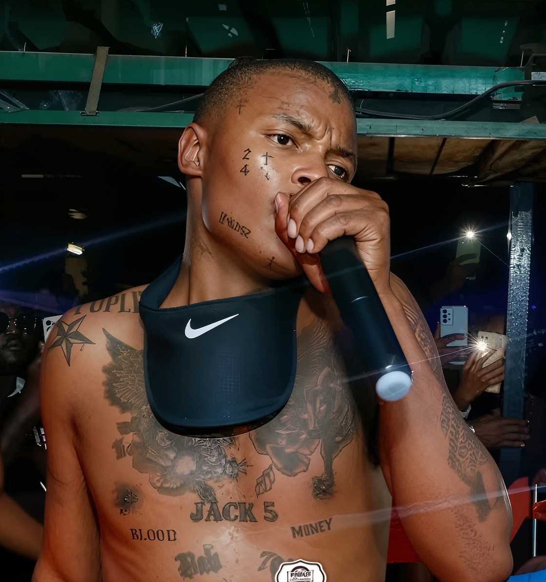 Shebe's fans sings his popular song