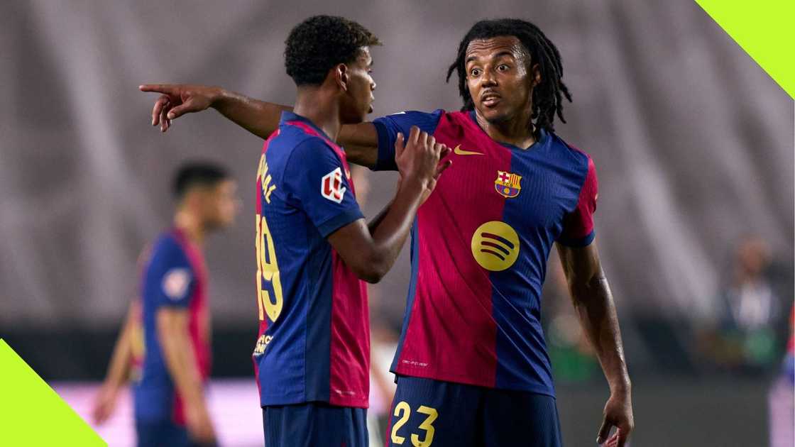 Jules Kounde and Lamine Yamal talking during the La Liga match between Rayo Vallecano and FC Barcelona at Estadio de Vallecas on August 27, 2024 in Madrid, Spain. Photo: Diego Souto.