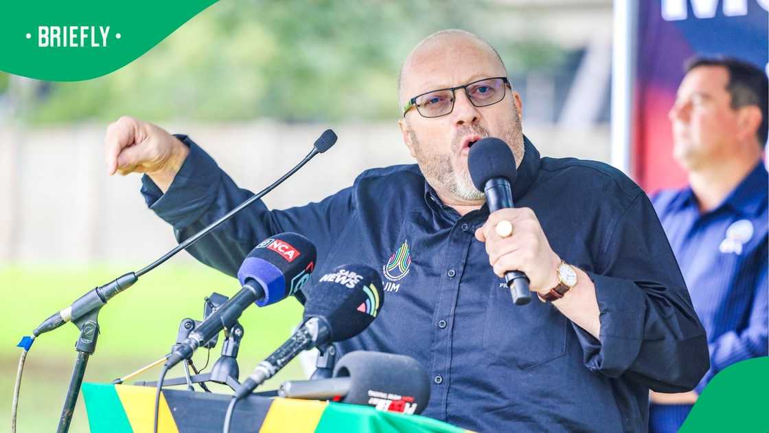 South Africans pay tribute to UIM leader Neil De Beer South Africans pay tribute to UIM leader Neil De Beer