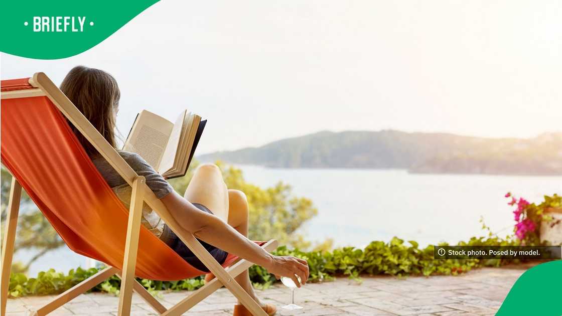 The visual showed a woman on vacation, relaxing