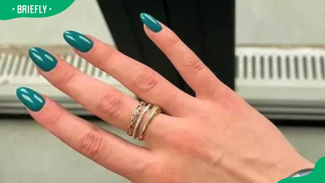 Dark green medium almond nail design Dark green medium almond nail design