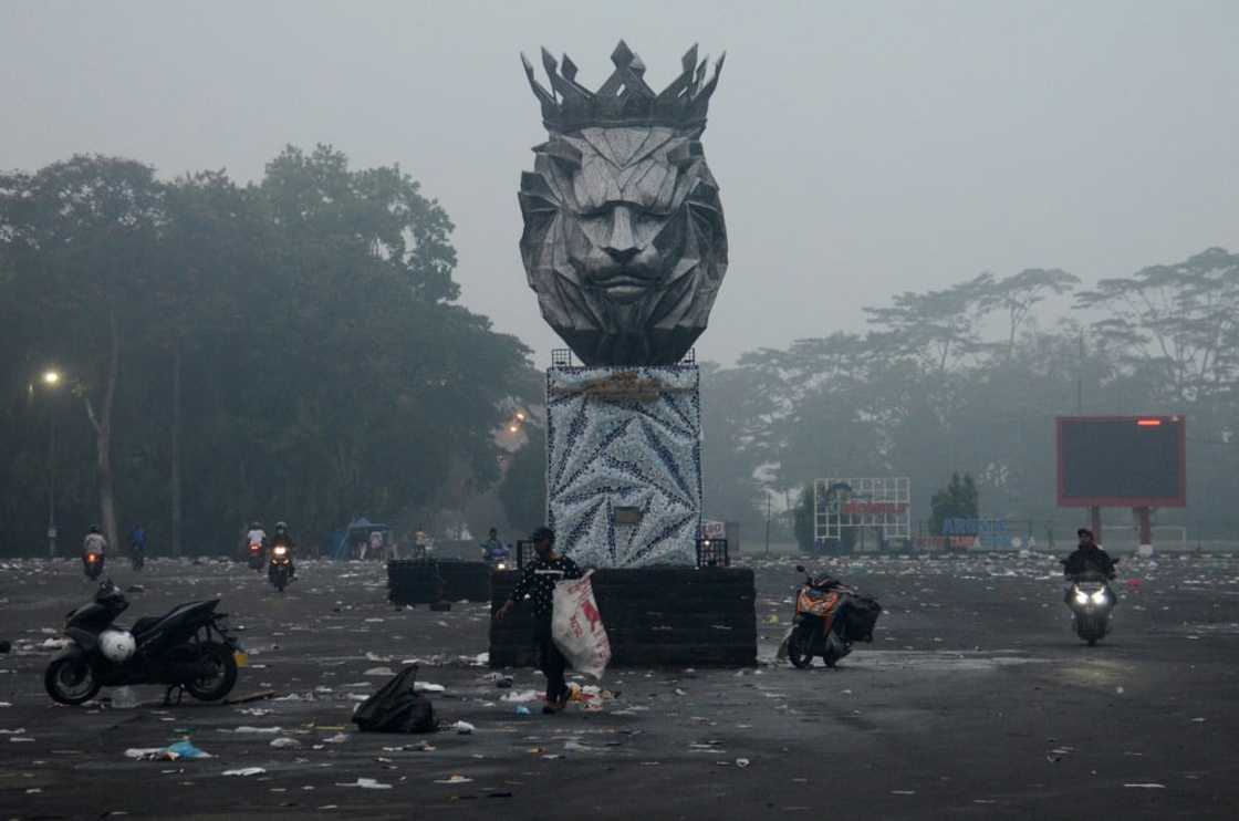 Anger spread outside the stadium. Supporters threw any item they could find -- rocks, plastic bottles -- at police. Anger spread outside the stadium. Supporters threw any item they could find -- rocks, plastic bottles -- at police.