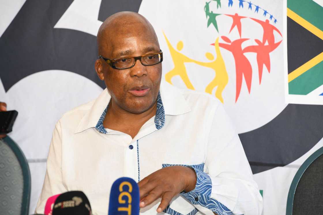 Aaron Motsoaledi will meet with US government representatives Aaron Motsoaledi will meet with US government representatives