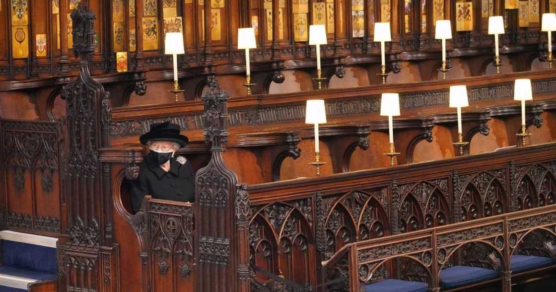 Heartbreaking Picture of Queen Elizabeth Sitting Alone While Mourning Prince Philip Goes Viral Heartbreaking Picture of Queen Elizabeth Sitting Alone While Mourning Prince Philip Goes Viral