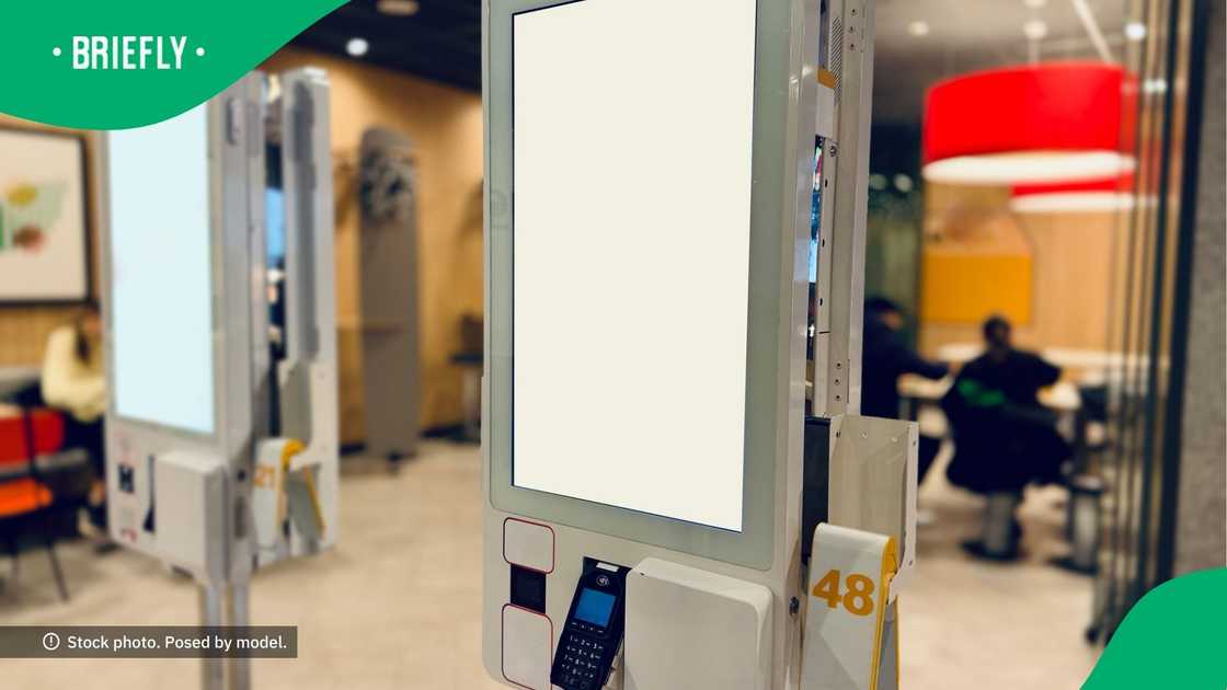 Mzansi dusted by little girl ordering food Mzansi dusted by little girl ordering food