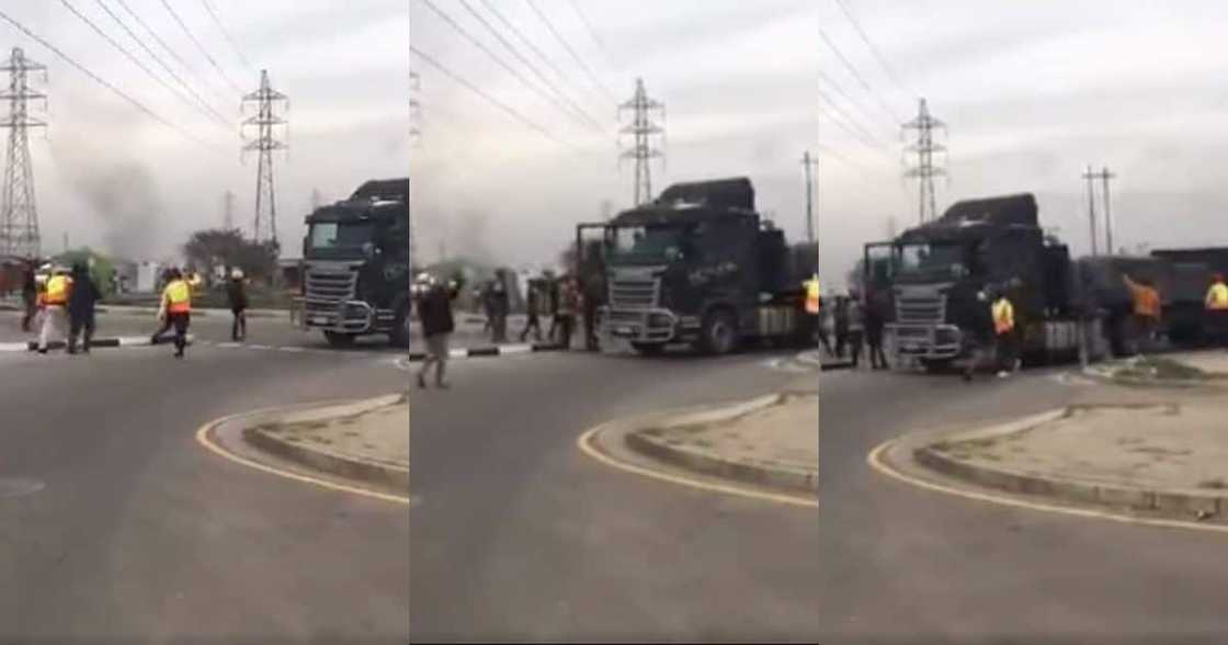 Mzansi social media users are reacting to s video of a truck that was stripped of valuable cargo. Image: SA Long Distance Truckers/Facebook Mzansi social media users are reacting to s video of a truck that was stripped of valuable cargo. Image: SA Long Distance Truckers/Facebook