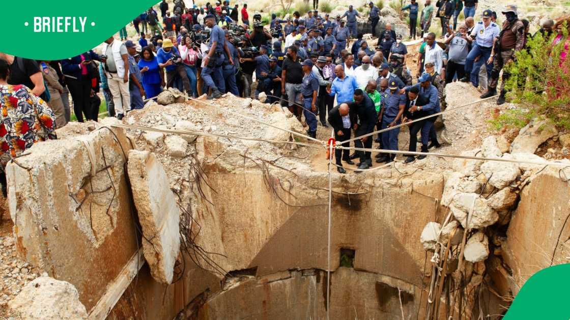 Miners that remain underground in Stilfontein say there are over 100 dead bodies trapped with them Miners that remain underground in Stilfontein say there are over 100 dead bodies trapped with them