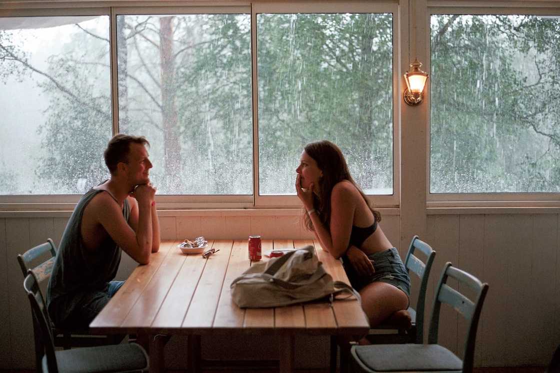 Interesting topics to talk about with a girl to avoid losing her attention Interesting topics to talk about with a girl to avoid losing her attention