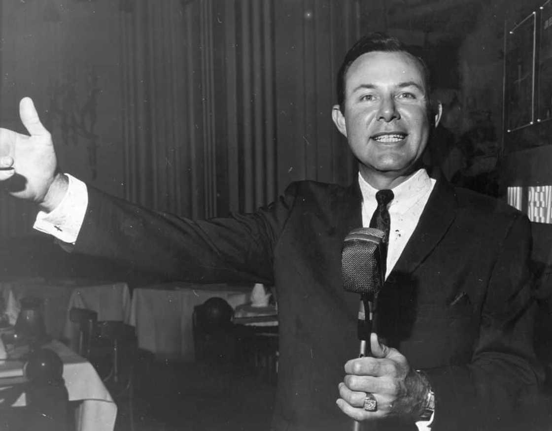 Jim Reeves onstage Jim Reeves onstage