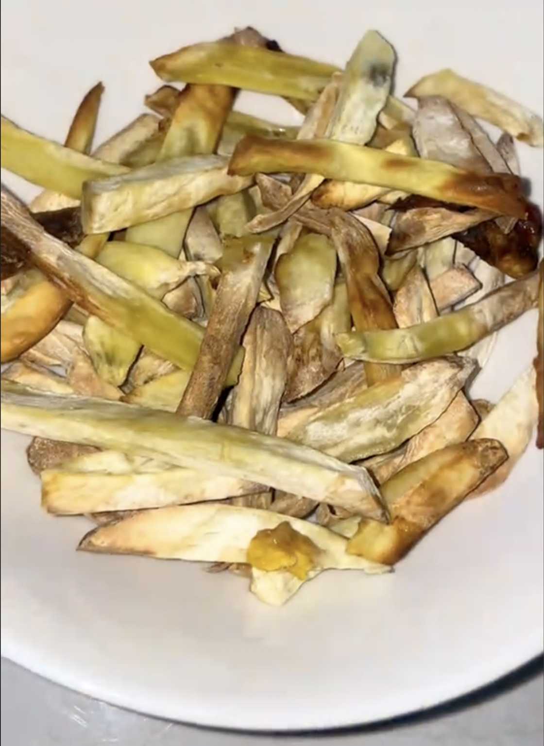 A TikTok user prepared chips with an air fryer A TikTok user prepared chips with an air fryer