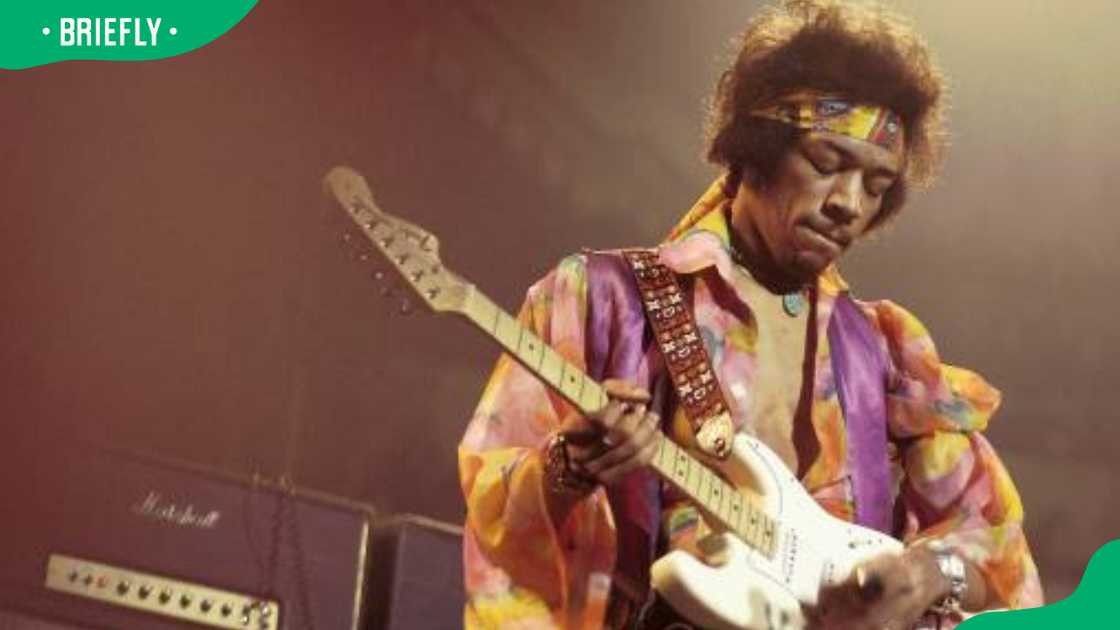 Jimi Hendrix performing live Jimi Hendrix performing live
