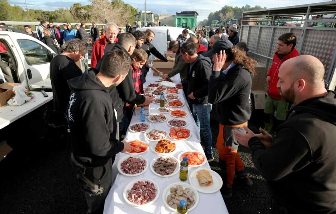 Spanish farmers on blockade duty spent the night on the AP-7 motorway near the French border and were up early to eat breakfast Spanish farmers on blockade duty spent the night on the AP-7 motorway near the French border and were up early to eat breakfast