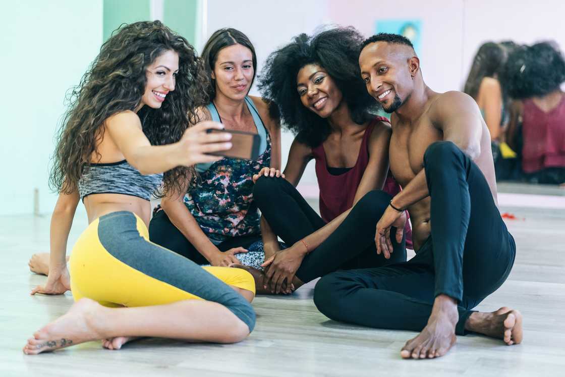 Social media users loved watching a lady perform local moves with ease Social media users loved watching a lady perform local moves with ease