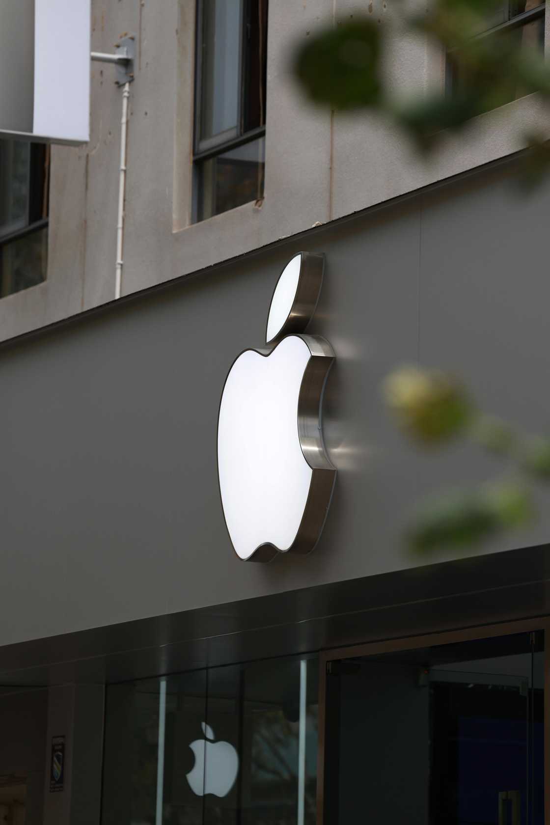Woman visited the istore and left with three iPhones Woman visited the istore and left with three iPhones