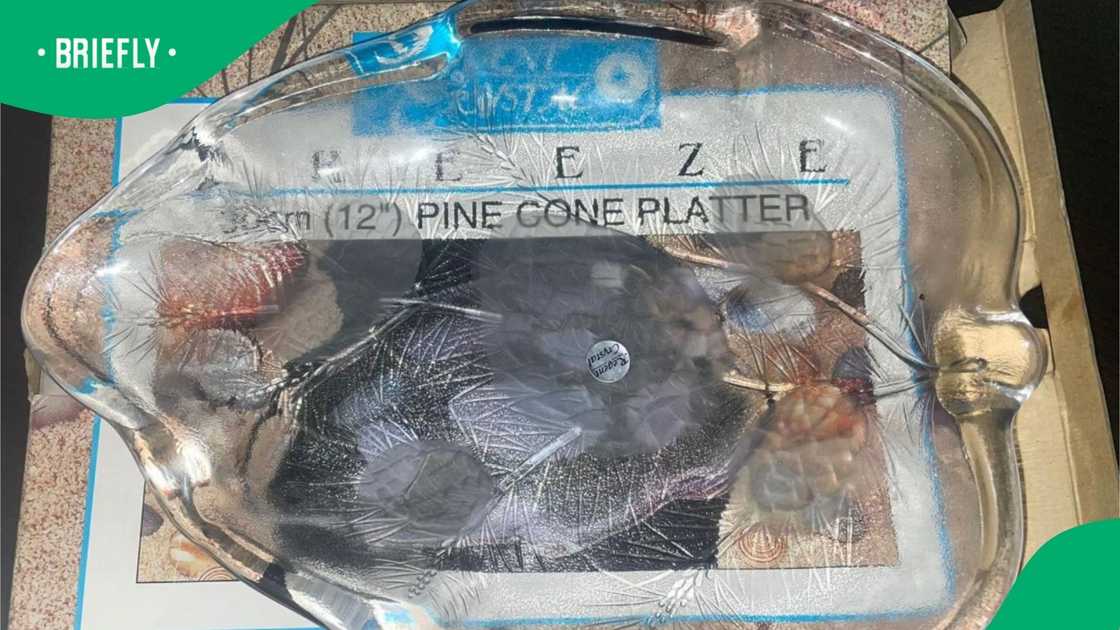 A woman showed her gift. A woman showed her gift.