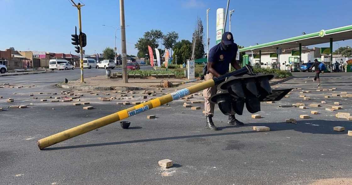 Eskom, electricity supply, protest, Soweto, traffic, Johannesburg Metro Police Department Eskom, electricity supply, protest, Soweto, traffic, Johannesburg Metro Police Department