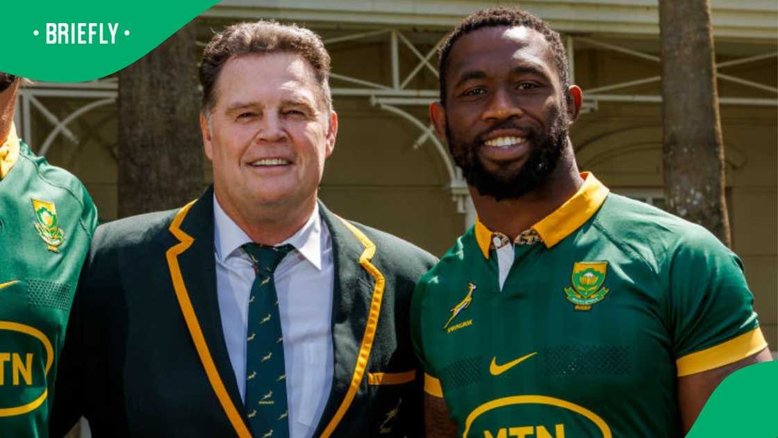 Rassie Erasmus supports Siya Kolisi.