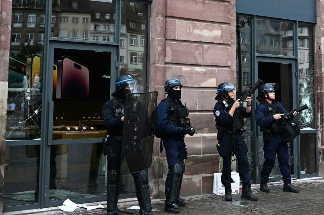 Police guard the Apple Store against rioters in Strasbourg Police guard the Apple Store against rioters in Strasbourg