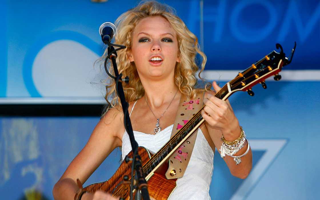 Taylor Swift preforms in the Best Buy Fun Zone concert