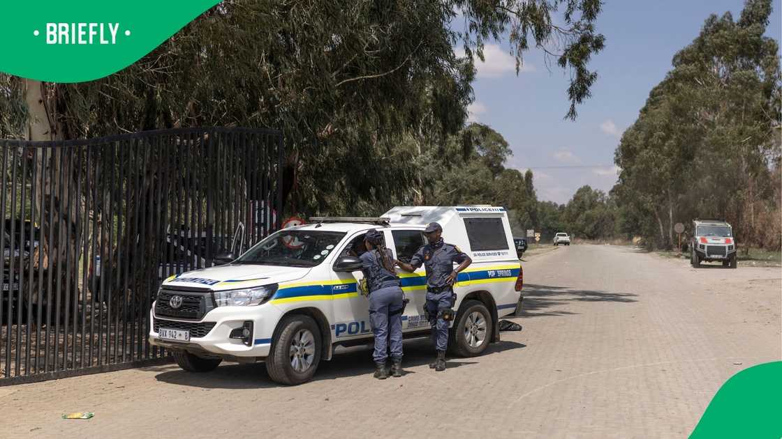R150k Reward for Info on Zimbabwean Fugitive Wanted for Murder of 2 Detectives, SA Has Questions R150k Reward for Info on Zimbabwean Fugitive Wanted for Murder of 2 Detectives, SA Has Questions