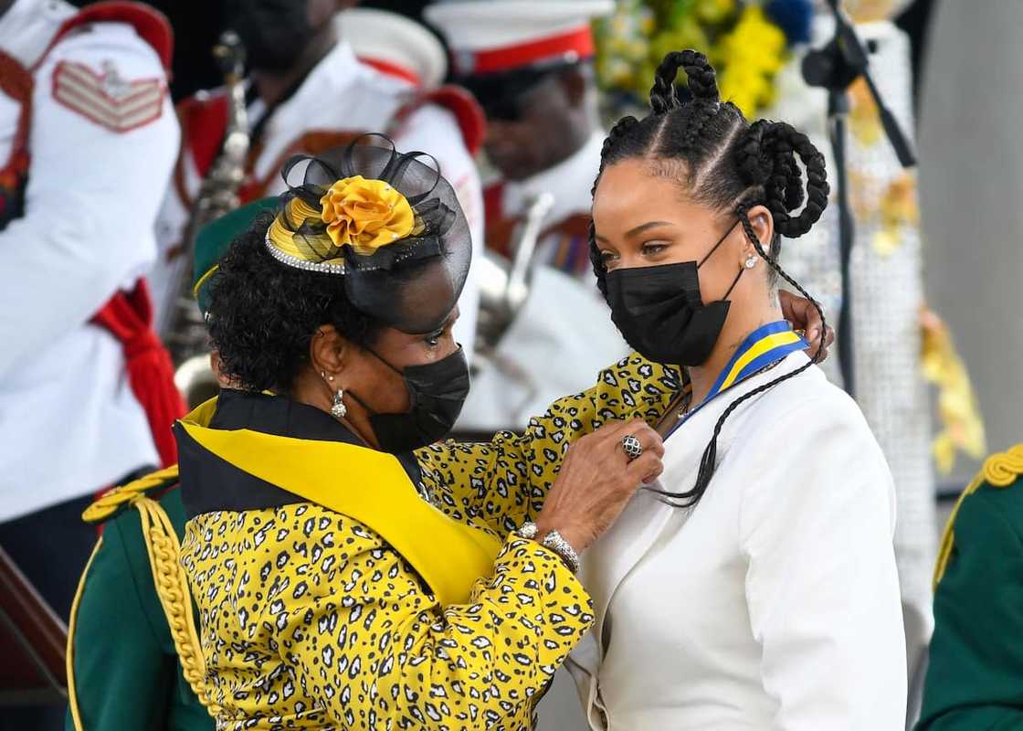 Rihanna height Rihanna height
