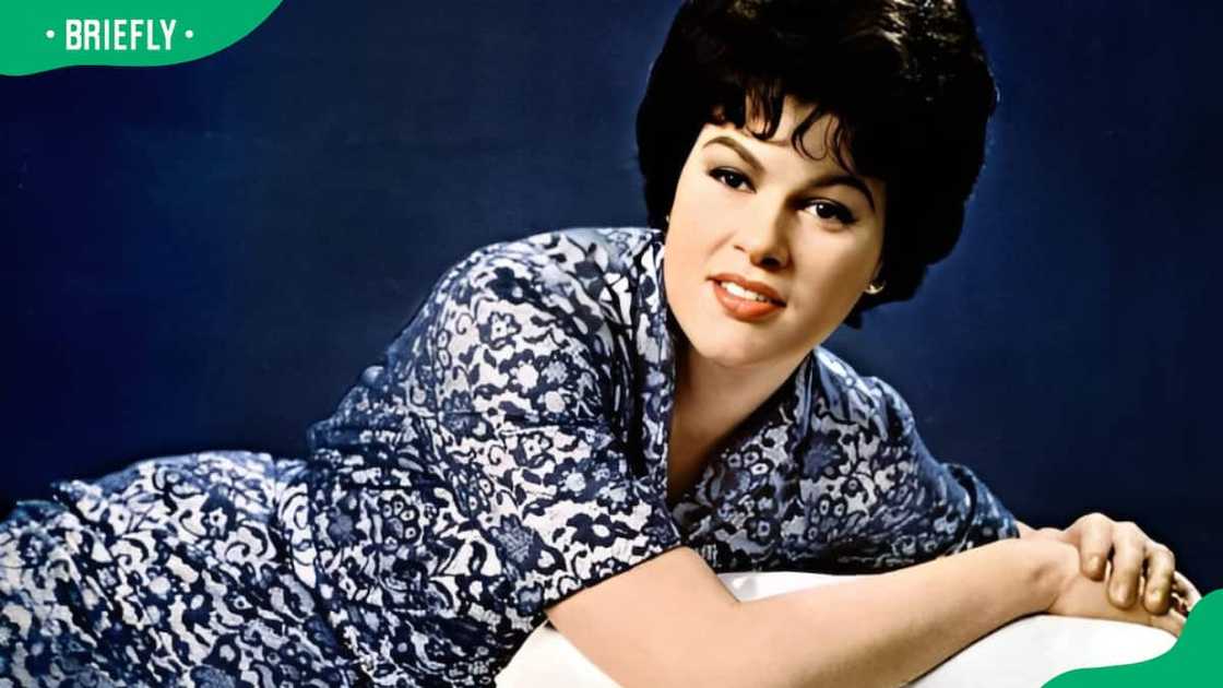 Patsy Cline relaxed at home Patsy Cline relaxed at home