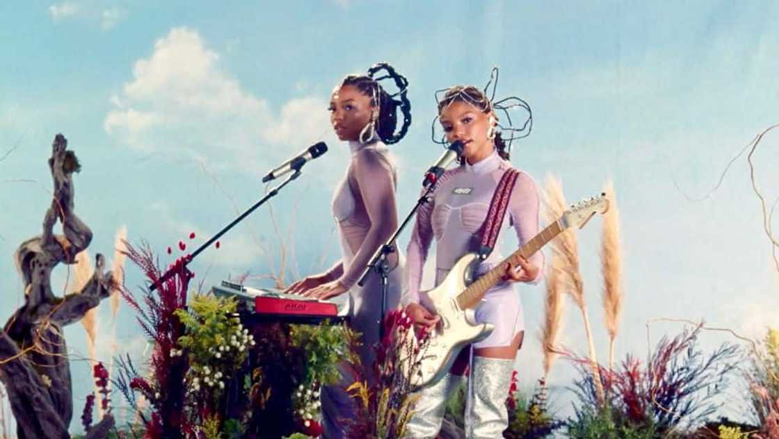 wonder what she thinks of me chloe and halle lyrics wonder what she thinks of me chloe and halle lyrics