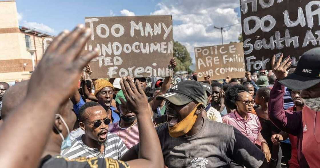 Diepsloot residents, protest, foreign nationals, threaten to take the law in own hands, police minister, bheki cele