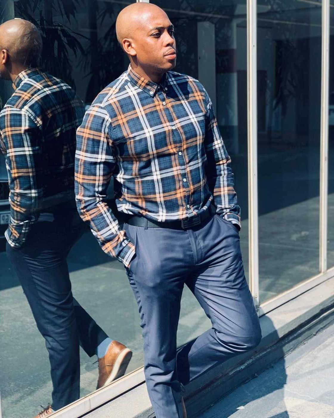 Mobi Dixon bio Mobi Dixon bio