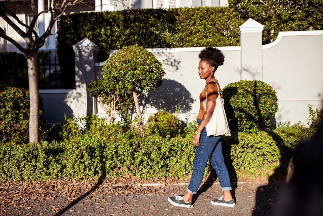 Social media users questioned a lady's story after seeing a box of juice cut open Social media users questioned a lady's story after seeing a box of juice cut open