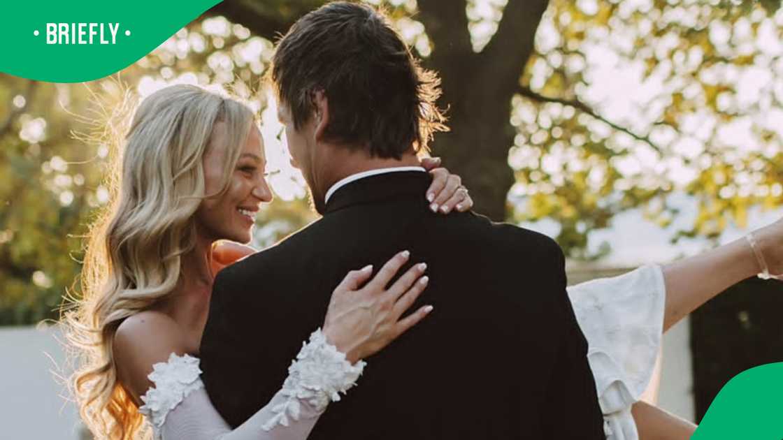 Etzebeth met his wife, actress and singer Anlia van Rensburg, in October 2021 through mutual friends in Melkbosstrand, Cape Town. Etzebeth met his wife, actress and singer Anlia van Rensburg, in October 2021 through mutual friends in Melkbosstrand, Cape Town.