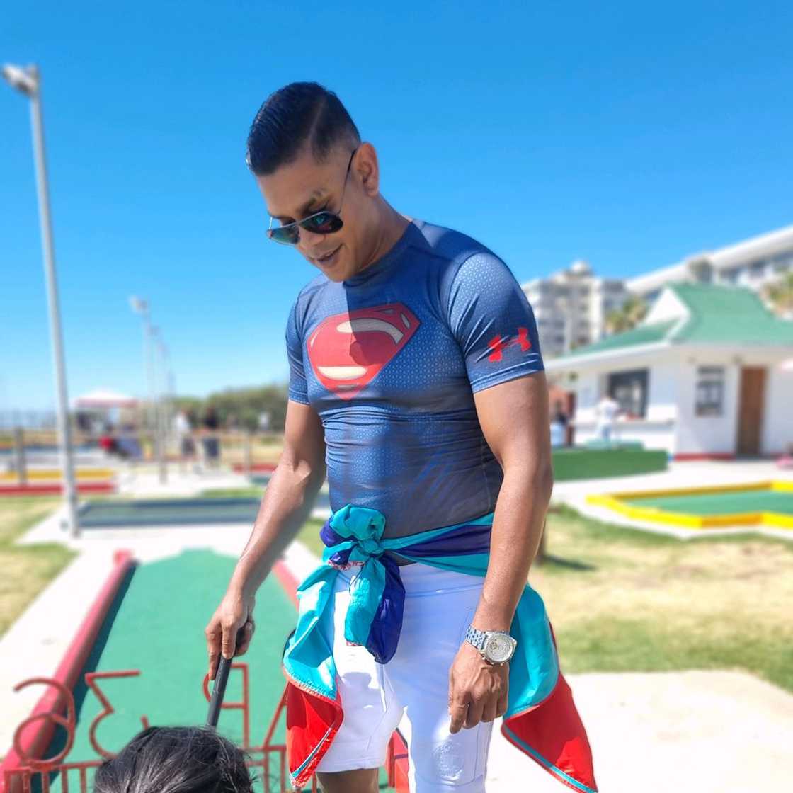 Social media users were in stitches after seeing a boss grooving with his employees Social media users were in stitches after seeing a boss grooving with his employees
