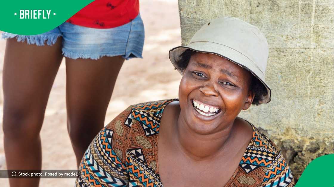 Mzansi floored by chickens hanging out at KFC restaurant Mzansi floored by chickens hanging out at KFC restaurant