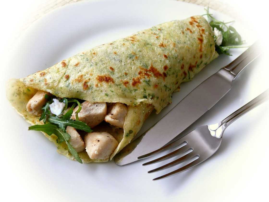 Pannekoek met geurige hoendervulsel Pannekoek met geurige hoendervulsel