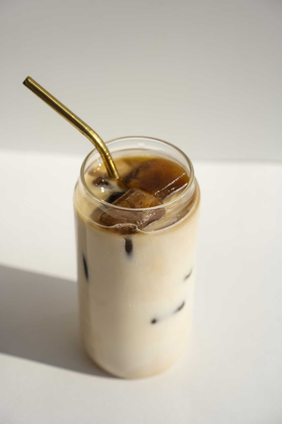 Woman makes alternative glass coffee mug