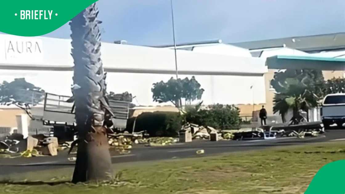 People in Cape Town loot cooking oil