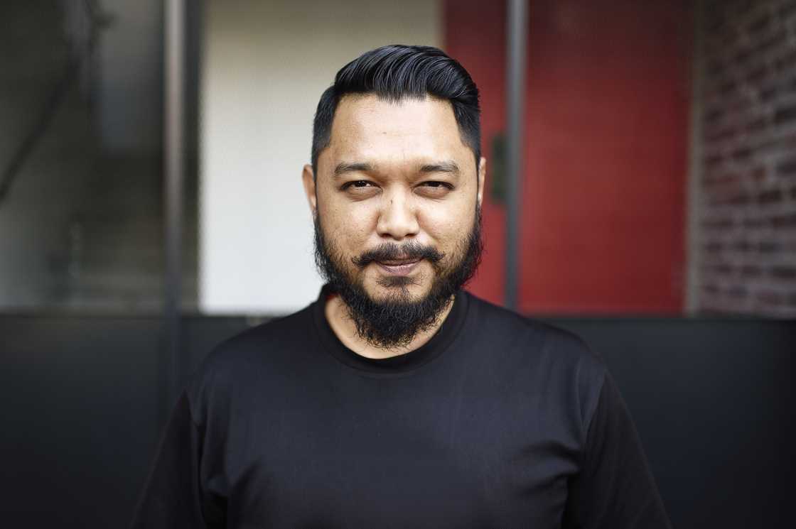 Online users were stunned to see a massive lion in a man's house Online users were stunned to see a massive lion in a man's house