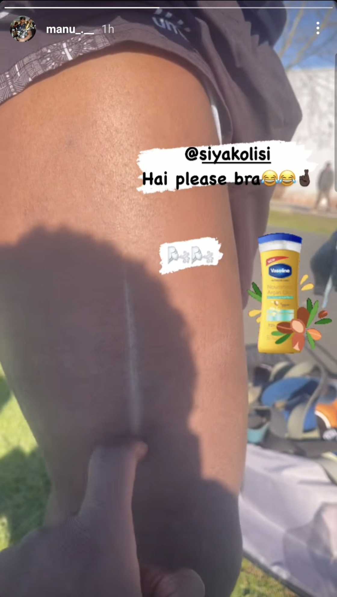 Emmanuel Tshituka shows Siya Kolisi's dry legs. Emmanuel Tshituka shows Siya Kolisi's dry legs.