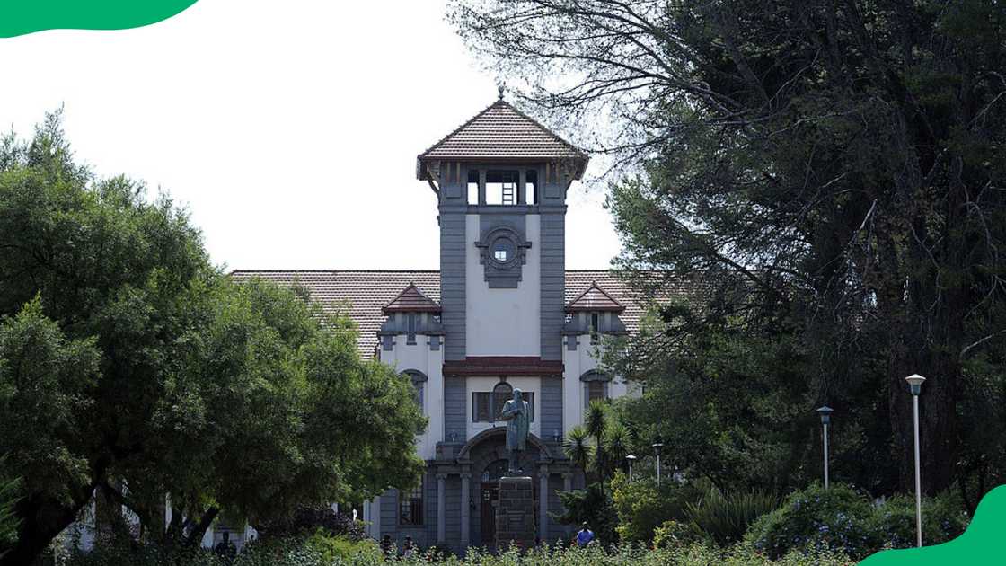 Universities with no application fee for national students Universities with no application fee for national students