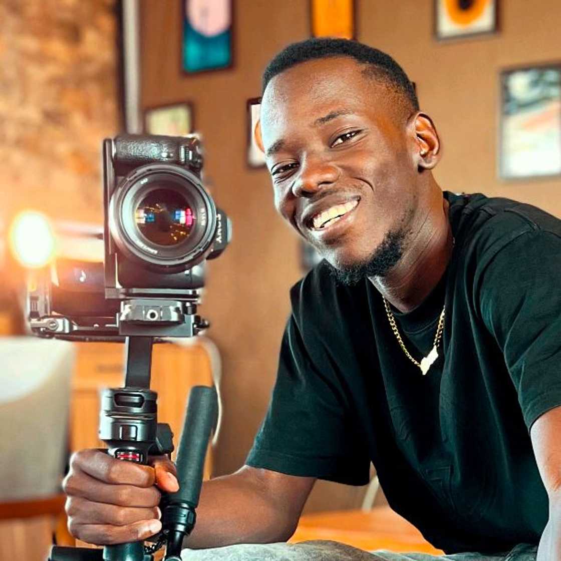 Social media users saluted a man who was confident enough to approach gorgeous young women Social media users saluted a man who was confident enough to approach gorgeous young women