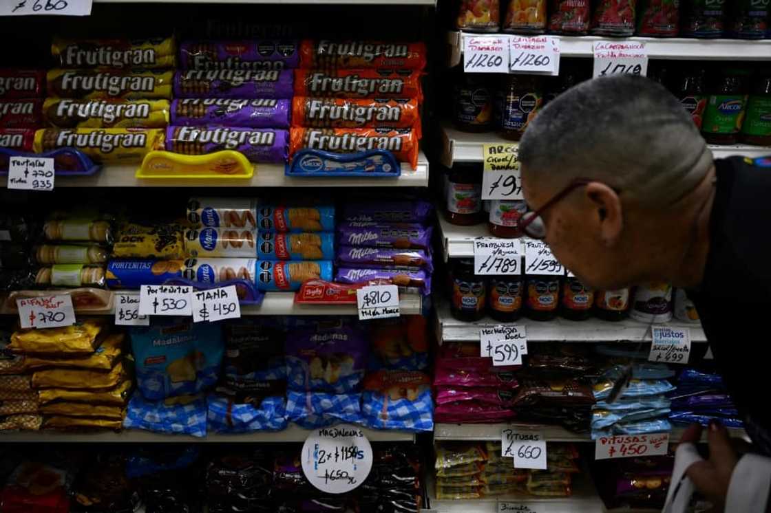 On the shelves, some products have up to four labels superimposed, testifying to the dizzying inflation On the shelves, some products have up to four labels superimposed, testifying to the dizzying inflation