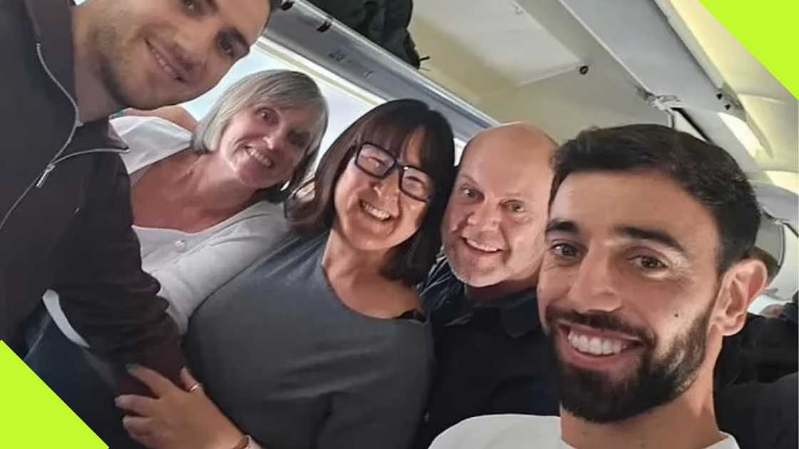 Bruno Fernandes, Manchester United, Diogo Dalot, Bruno Fernandes saves a passenger Bruno Fernandes, Manchester United, Diogo Dalot, Bruno Fernandes saves a passenger