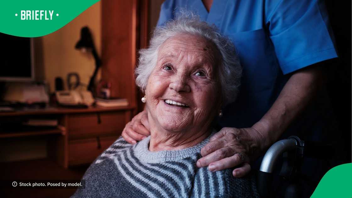 Man melts hearts with his bond with granny Man melts hearts with his bond with granny